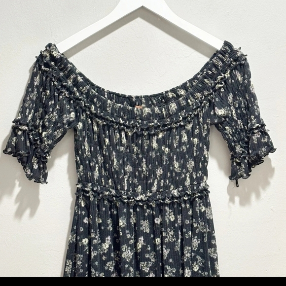 FREE PEOPLE Women’s Black Floral Smocked Short Sleeve Off The Shoulder Top Sz S - Picture 2 of 11
